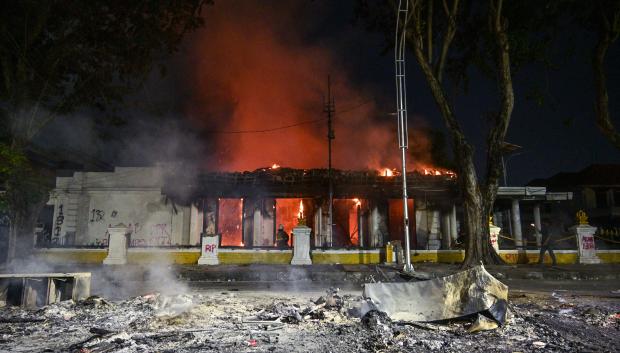 Los bomberos luchan contra las llamas en un edificio gubernamental en Surabaya, Indonesia