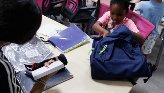 El objetivo del programa es luchar contra la pobreza infantil proporcionando apoyo socioeducativo durante todo el curso escolar