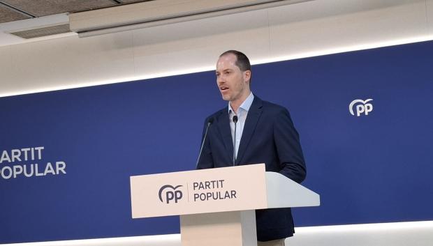 El portavoz del PP en el Parlament, Juan Fernández, este lunes en la sede del partido en Barcelona