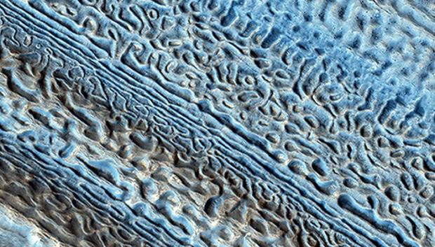 Un ejemplo del terreno de 'coral-cerebro' de Marte capturado por la cámara HiRISE a bordo del Mars Reconnaissance Orbiter