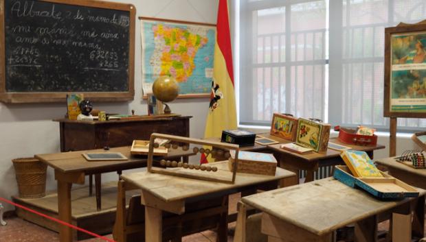 Una de las aulas recreadas en el museo