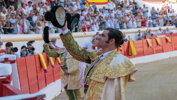 La vuelta de Morante, confirmada días atrás por el vicepresidente de la ciudad autónoma, Miguel Marín, había adquirido carácter de acontecimiento espoleando la peregrinación de un gran número de aficionados y seguidores desde la península hasta este último bastión taurino en el continente africano.
