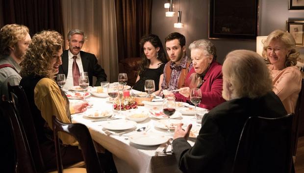 Cena en familia en la serie Cuéntame cómo pasó