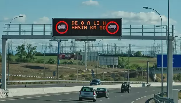 Panel que indica restricciones a camiones en determinados horarios