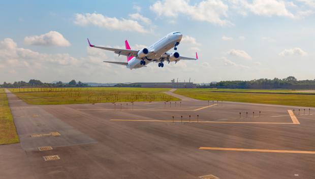 Avión de pasajeros aterrizando en la pista de un aeropuerto.