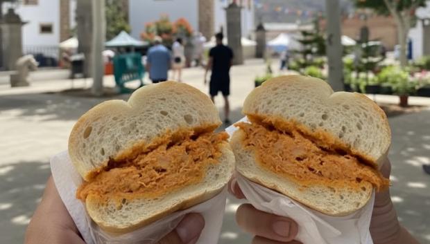 El famoso bocadillo de chorizo de Teror forma parte de la tradición.