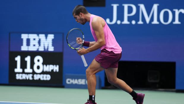 Carlos Alcaraz celebra un punto durante el partido ante Novak Djokovic