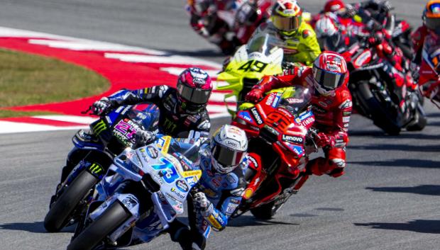 El piloto español de MotoGP Álex Márquez (c) en cabeza durante la carrera al sprint del Gran Premio de Cataluña