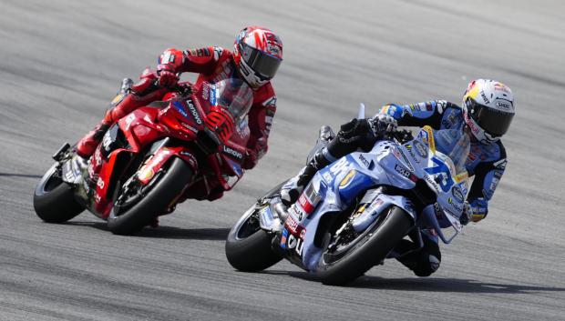 Álex Márquez (BK8 Gresini Racing MotoGP) (73) seguido del español Marc Márquez (93) (Ducati Lenovo Team) en el Gran Premio de Cataluña