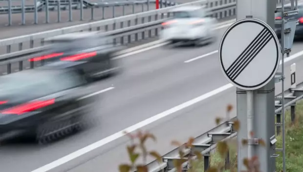 Esta señal identifica los tramos sin límite de velocidad en Alemania