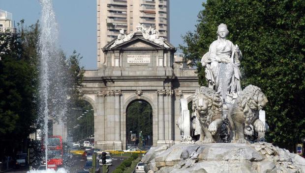 La fuente de Cibeles con la Puerta de Alcalá de fondo