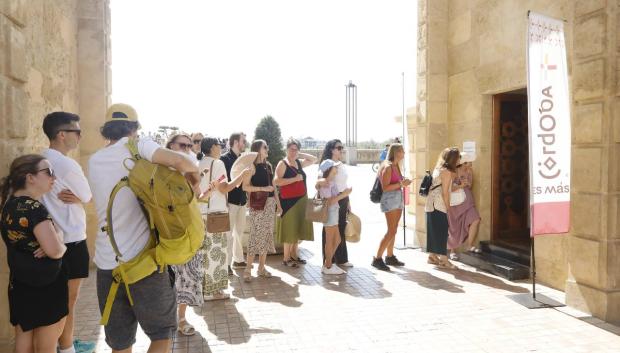 Público esperando para subir al mirador de la Puerta del Puente