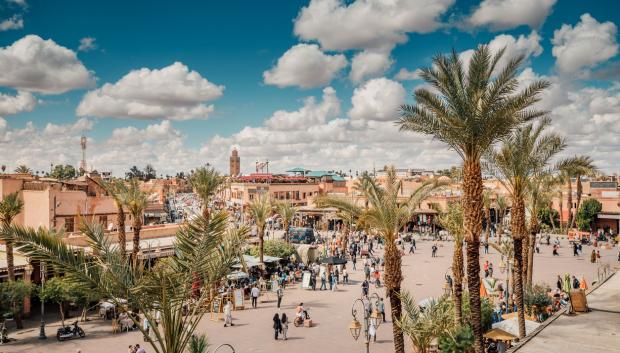 Calle de Marrakech con la mezquita Koutoubia al fondo.