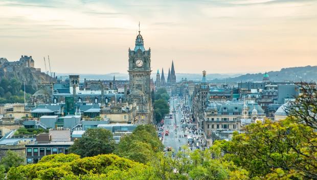 Edimburgo y su icónica Princess Street.