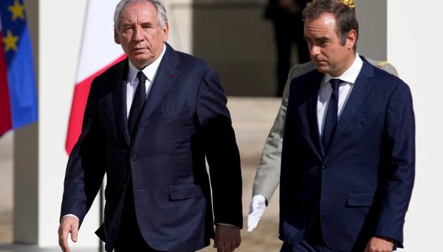 Lecornu junto a su predecesor, François Bayrou