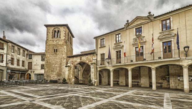 Plaza Mayor de Oña, con el Ayuntamiento y la iglesia de San Juan Bautista.