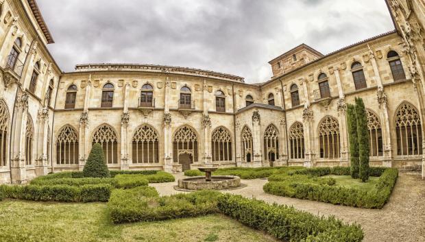 Jardín del Claustro de los Caballeros en el monasterio de Oña.