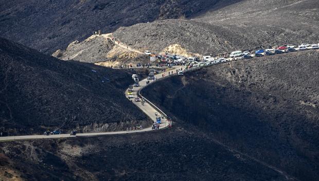 Las montañas de Morredero llenas de ceniza al paso del pelotón en la decimoséptima etapa de la Vuelta