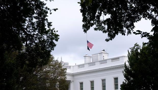 Bandera a media asta tras la muerte de Charlie Kirk