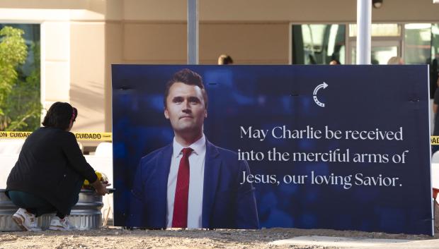 PHOENIX, ARIZONA - SEPTEMBER 10: Arizonans mourn Turning Point USA Founder Charlie Kirk outside of the Turning Point USA headquarters on September 10, 2025 in Phoenix, Arizona.   Rebecca Noble/Getty Images/AFP (Photo by Rebecca Noble / GETTY IMAGES NORTH AMERICA / Getty Images via AFP)