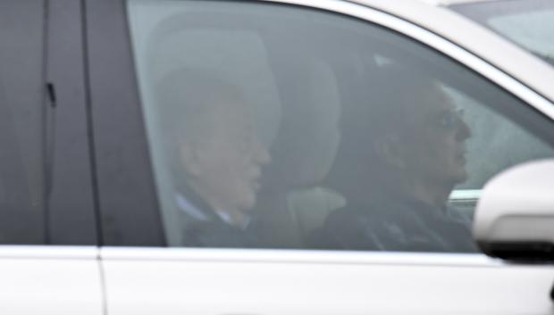 Don Juan Carlos con Pedro Campos al volante