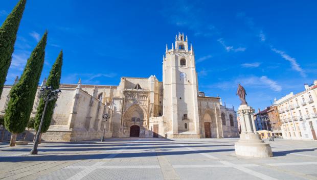 Fachada principal de Catedral de San Antolín.