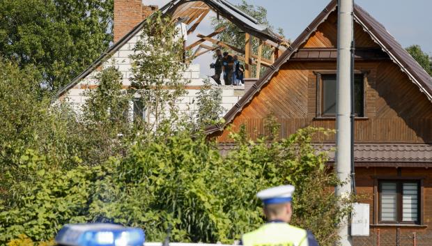 La Policía polaca en el lugar donde un dron se estrelló contra una residencia en Polonia