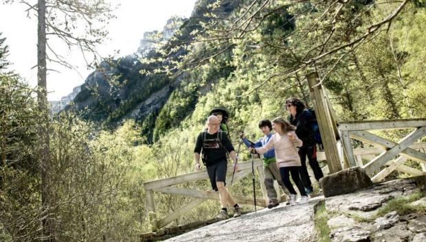 Familia de senderistas en el Parque Nacional de Ordesa y Monte Perdido.