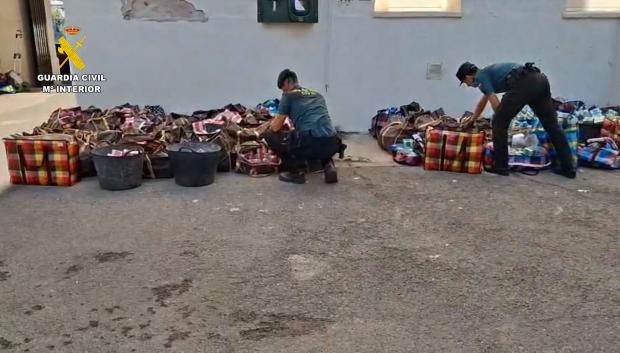 Imagen de toda la droga incautada en el interior del camión.