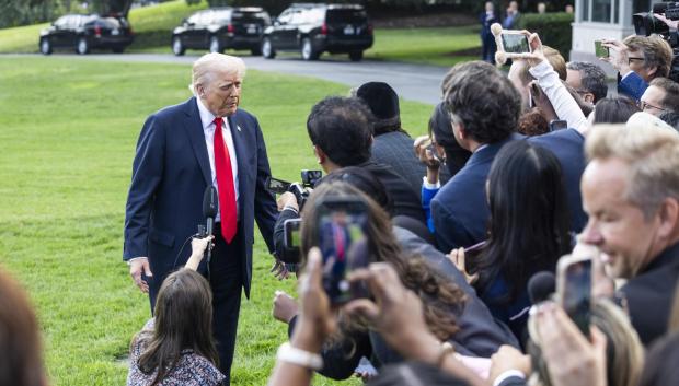WASHINGTON (United States), 11/09/2025.- US President Donald Trump speaks to reporters about the murder of Turning Point founder Charlie Kirk as he leaves the White House for New York City in Washington, DC, USA, 11 September 2025. Trump said law enforcement was making big progress towards finding the killer. (Nueva York) EFE/EPA/JIM LO SCALZO