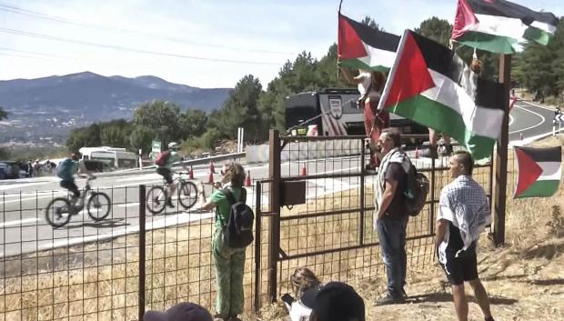Primeras concentraciones de protesta por la participación del equipo Israel Premier Tech en la subida al puerto de Navacerrada