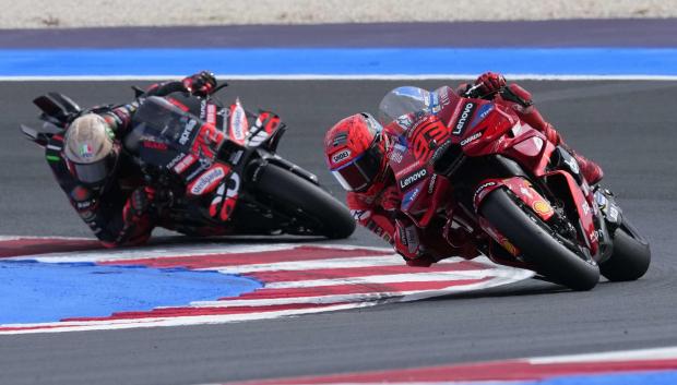 Marc Márquez pelea con Marco Bezzecchi en el GP de San Marino