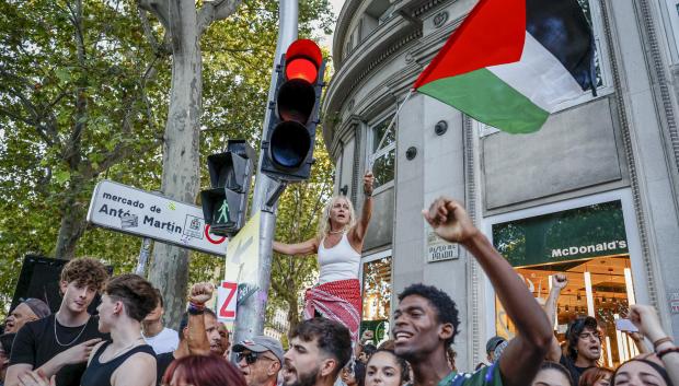 Manifestantes propalestinos cortan el recorrido de los ciclistas en el Paseo del Prado