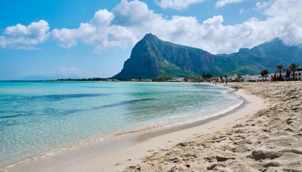 Playa y montañas de San Vito Lo Capo (Sicilia).