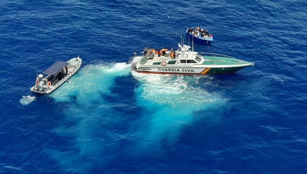 Embarcación rescatada por la Guardia Civil en Baleares