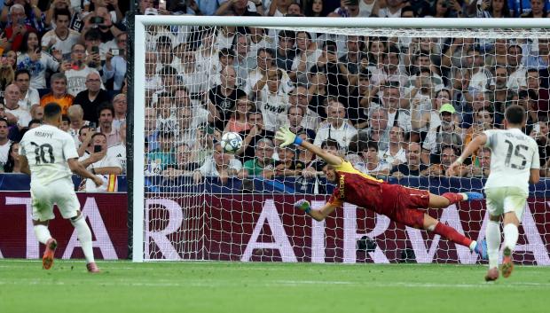 Kylian Mbappé transforma el penalti ante Rulli