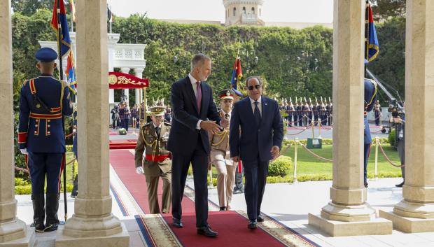 El Rey y el presidente de Egipto, durante la ceremonoa oficial de bienvenida
