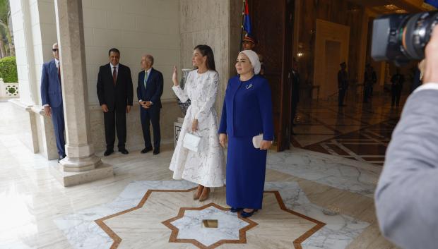 La Reina y la primera dama, en la puerta del palacio mientras el Rey y el presidente recibían honores