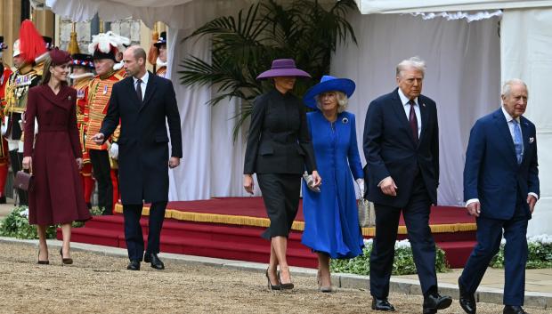 Los Reyes Carlos y Camila con Donald y Melania Trump. Los Príncipes de Gales, al fondo