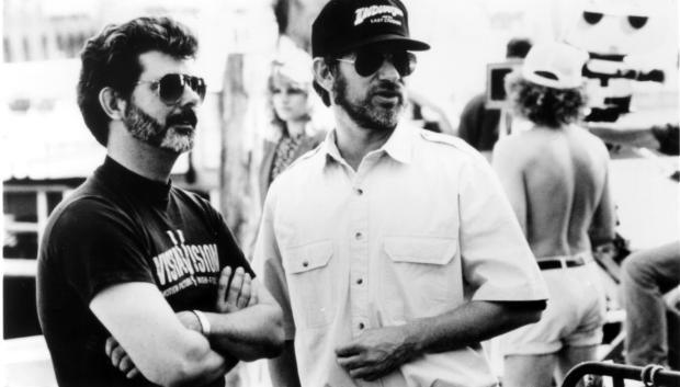 INDIANA JONES AND THE LAST CRUSADE, from left, producer George Lucas, director Steven Spielberg, on-set, 1989, ©Paramount/courtesy Everett Collection 
 George Lucas y Steven Spielberg, en el rodaje de Indiana Jones y la última cruzada