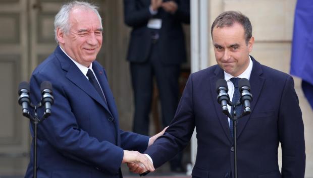 Bayrou y Lecornu, antiguo y nuevo primer ministro francés