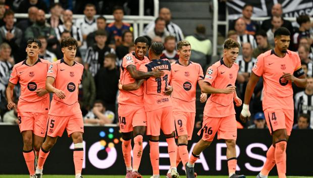 Los jugadores del Barça celebran el tanto de Marcus Rashford