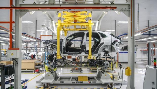 El modelo MKD produce automóviles con partes que llegan ya ensambladas