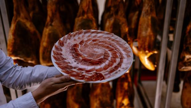 Jamón ibérico cortado a cuchillo