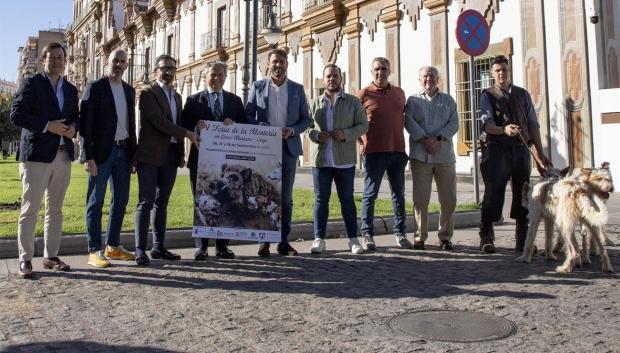 El presidente de la Diputación, Salvador Fuentes (4º izda.), junto a Romero (3º izda.) en la presentación de la V Feria de la Montería de Obejo