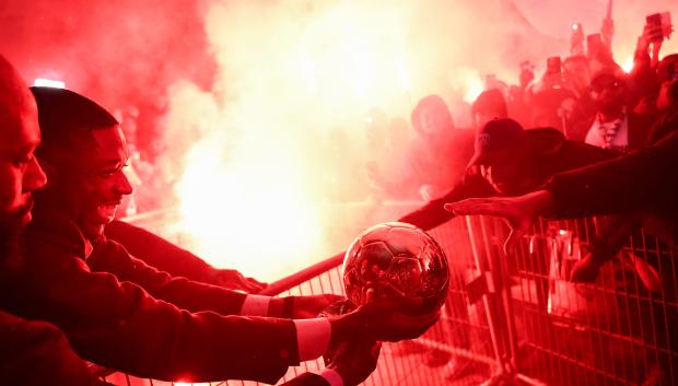 Ousmane Dembélé enseña a los ultras el Balón de Oro