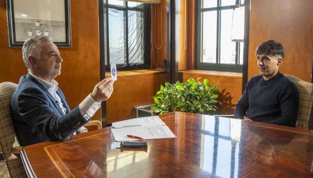 Jenaro Castro, presentador de Plano General, y El Mago Pop