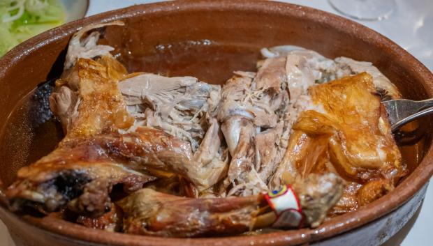 Cordero lechal asado en horno de leña