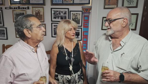 Exconcejales del Ayuntamiento de Córdoba departiendo animadamente