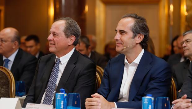 Alfonso Tolcheff (ING) escucha a Alejandra Kindelán